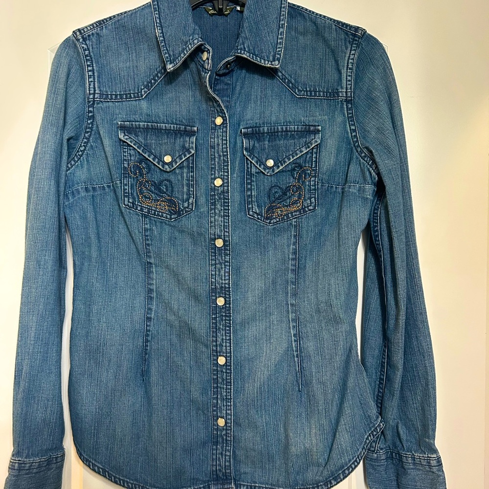 Adorable embroidered denim shirt with pearl snap buttons in women’s small